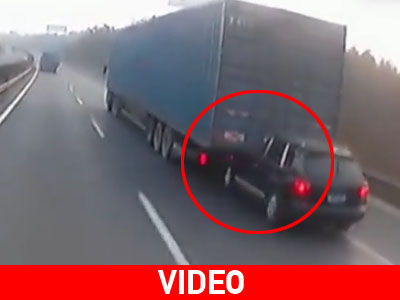 Porsche που μετέφερε ναρκωτικά καρφώθηκε σε νταλίκα και ο οδηγός της δεν το κατάλαβε